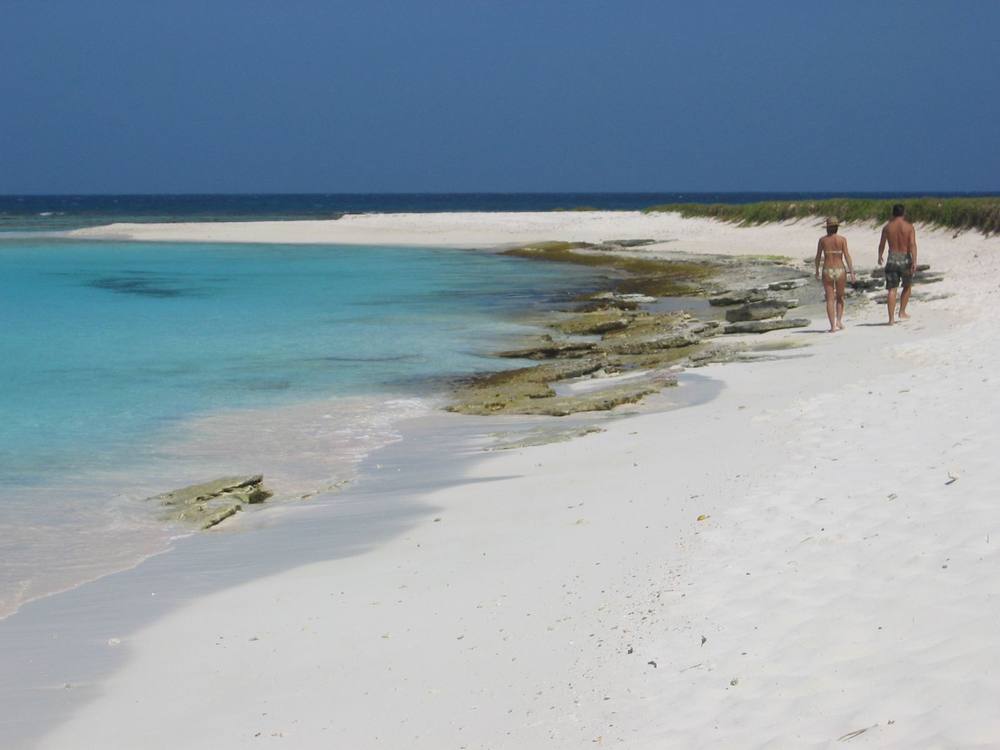 Playa de arena blanca y aguas turquesa en el archipiélago de Los Roques